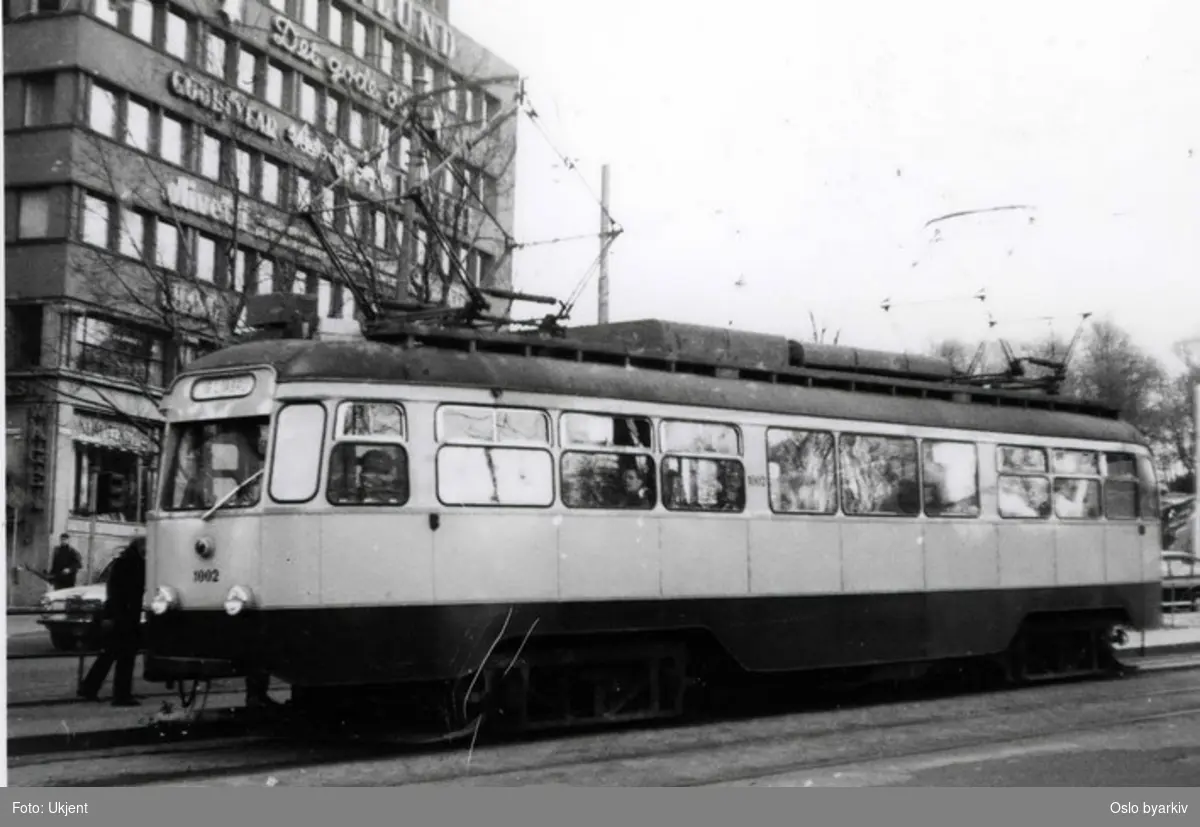Oslo Sporveier. Trikk, ombygget motorvogn 1002 fra 1956, på linje 16, Skøyen - Ljabru. Trafikkerte på Ekebergbanen, utrangert 1974. Torstedgården i Stortingsgata.