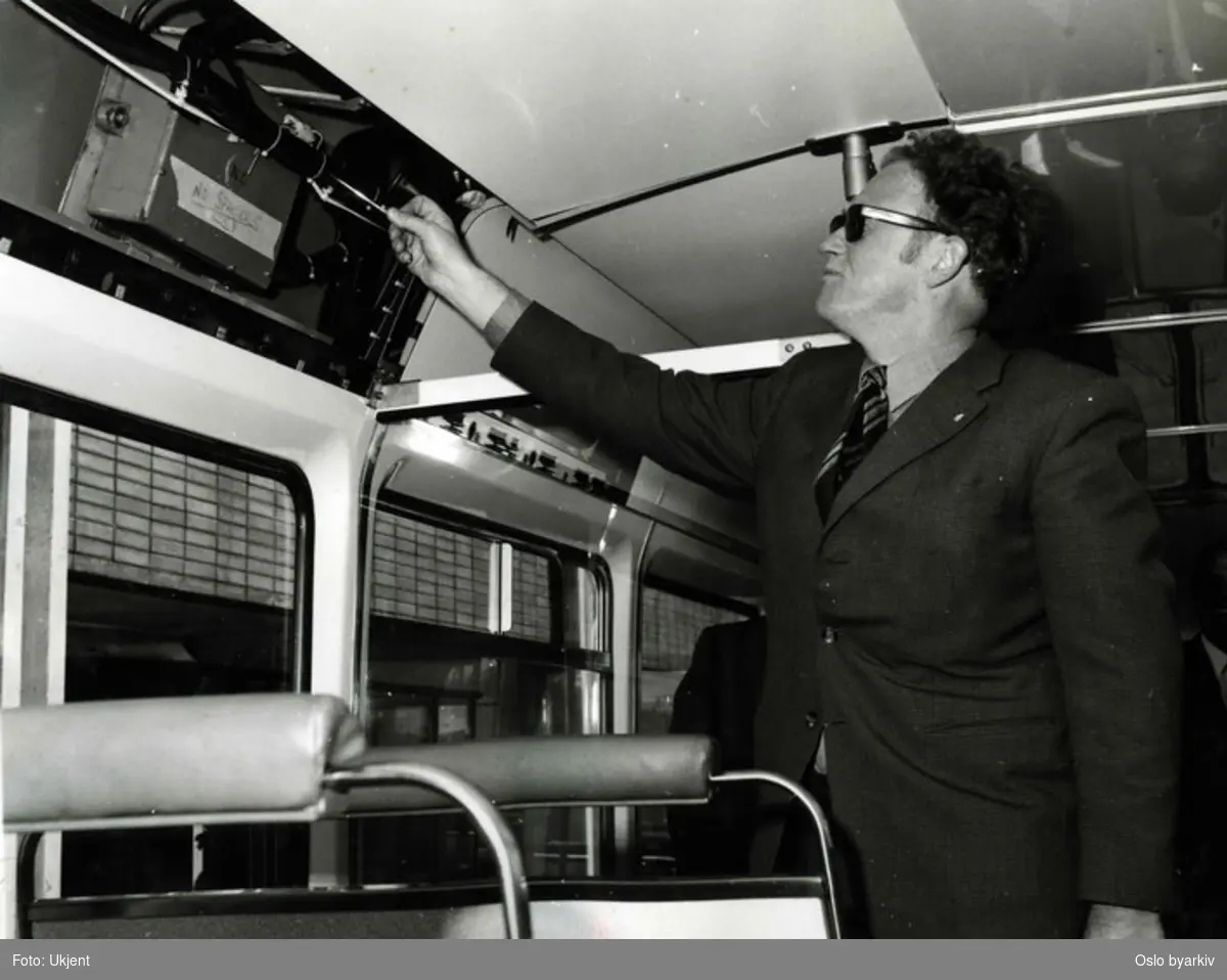Interiør i en Leyland National buss. En busstype som ble produsert mellom 1972 og 1985. Da som et samarbeidsprosjekt mellom National Bus Company og British Leyland. Ingeniør Orre inspiserer.