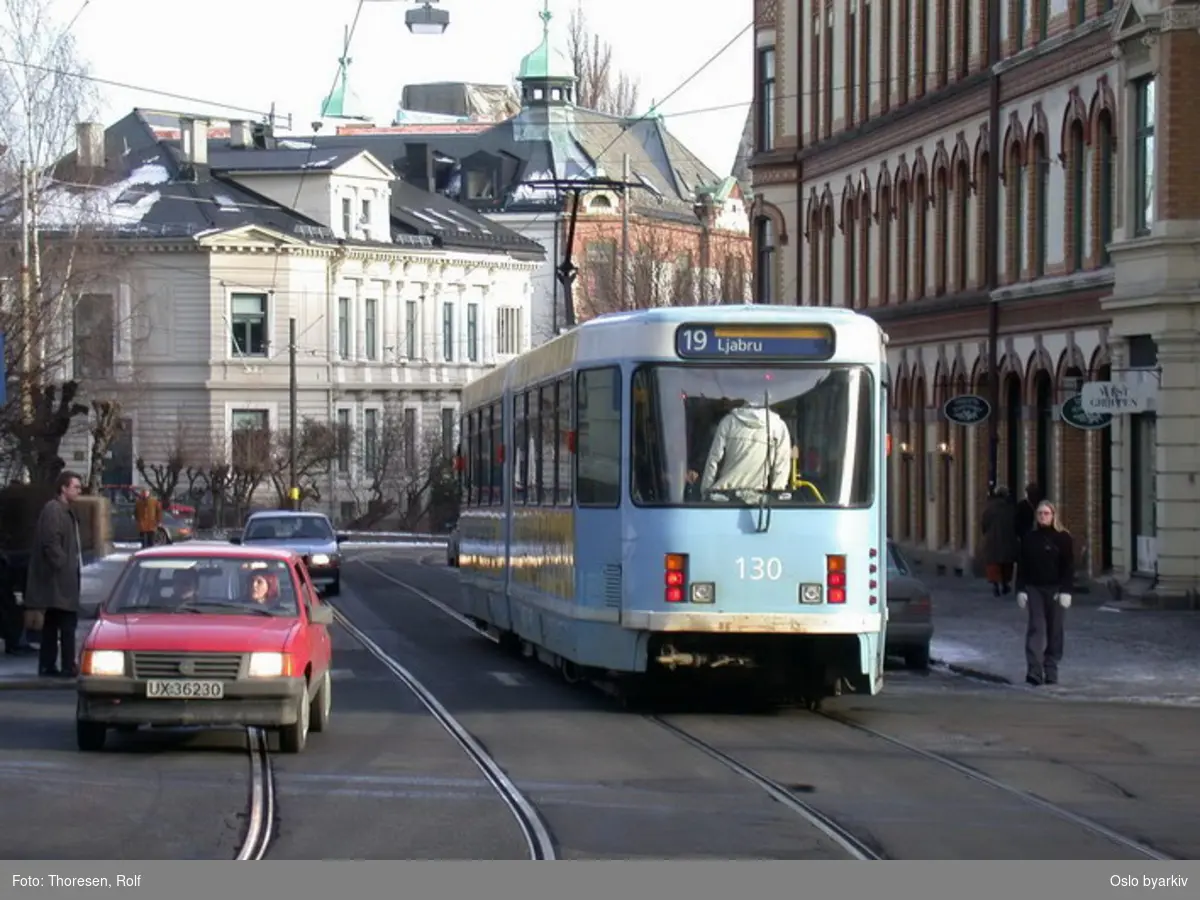 Oslo sporveier. Briskebytrikken. Trikk motorvogn 130 type SL79 linje 19 til Ljabru i Riddervolds gate ved Riddervolds plass.