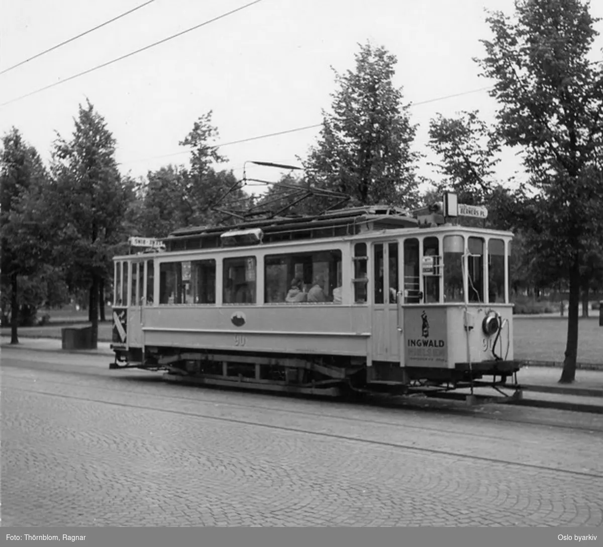 Oslo Sporveier. Trikk motorvogn 90 type SS lang linje 13, Sagene-Rodeløkka over St. Hanshaugen og Stortorvet (1955-1961). Her i Kierschows gate.