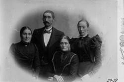 Familiebilde. .ADRESSE: Nesset       Eikesdal       Oppigard