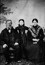 Gruppebilde, familiebilde..ADRESSE: Nesset       Eresfjord  