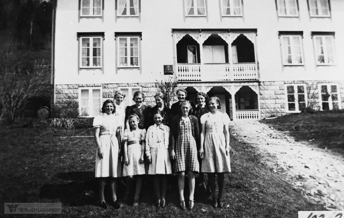 Barneforeninga "Doggperla" frå Bugge..Kinamisjonsforeninga vart starta i 1936 da Hilda reiste til mand?uria som misjonær. Hilda Bugge var på misjonsmarka i 10 år til krigen slutta i 1945. Dei fikk ikke i orden med heimreisa gjennom Sibir før i 1946..Namneliste, sjå reg.kort nr.2151...