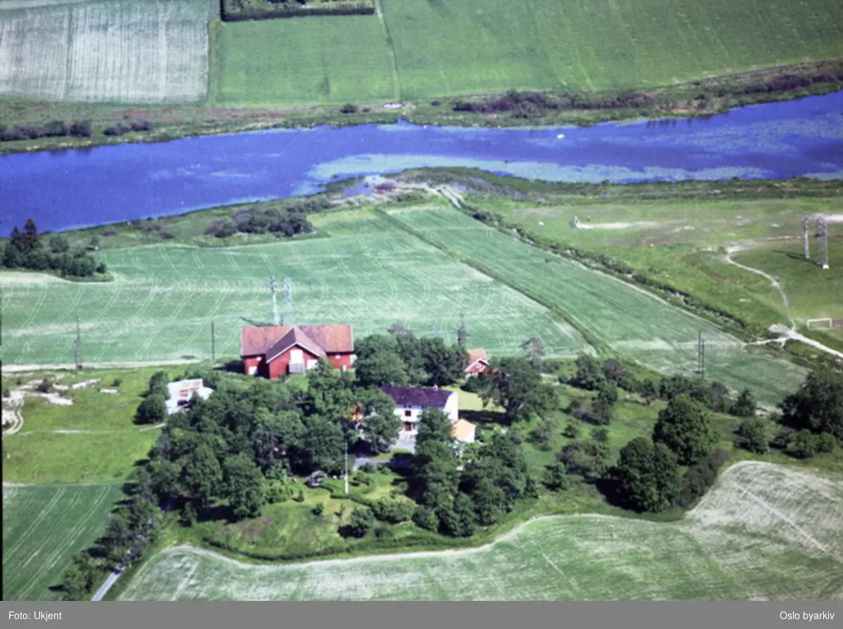Abildsø gård med Østensjøvannet i bakgrunnen. (Flyfoto)