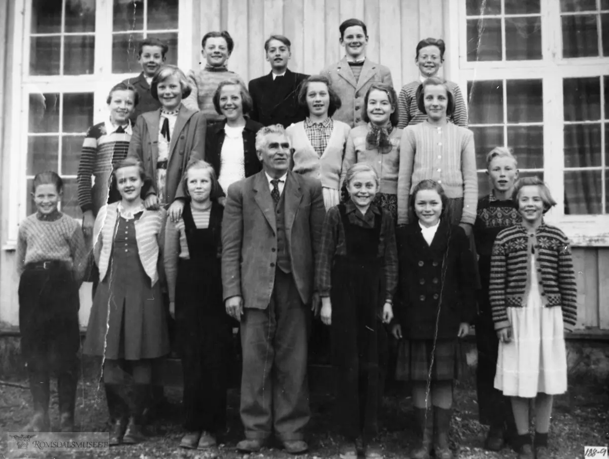 Klassebilde, 4. klasse ved Sira skule i 1952. Namneliste, sjå reg.kort nr. 3653...
