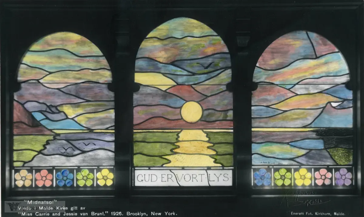 Molde kirke, Glassmaleriet i Molde kirke. 1926..Laget av Jessie Van Brunt's "The Midnight Sun" window.
