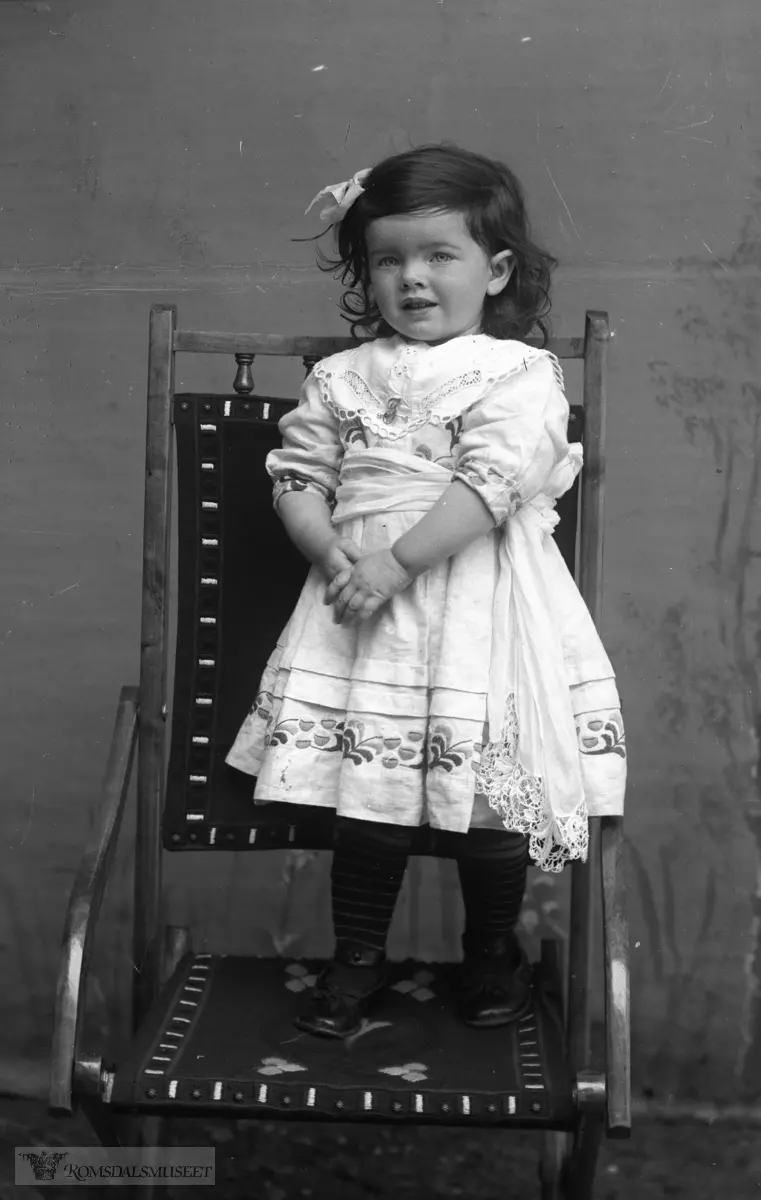 Judith Julshavn f.1910 datter til Sivert Julshavnog Lovise Julshavn f.Halstensen på Søre Bjørnsund. .(Glassplateesken merket Gyldenaas 1909-1910)