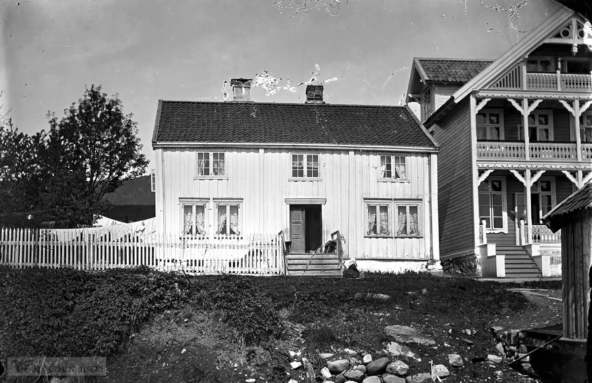 Rasmussen sitt hus hvor Bjørnstjerne Bjørnson bodde under skolegangen i Molde. .Hotell Alexandra til høyre.
