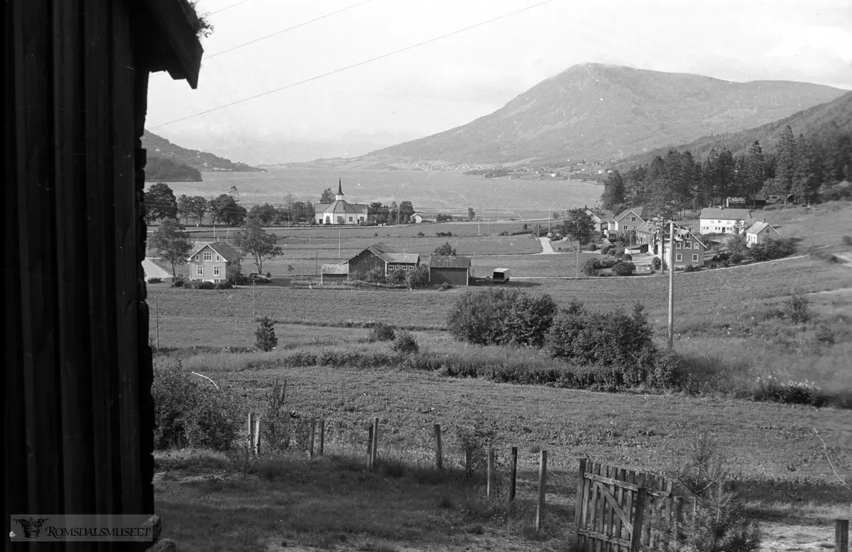 Utsikt fra Tresfjord Museum med Tresfjord kirke.