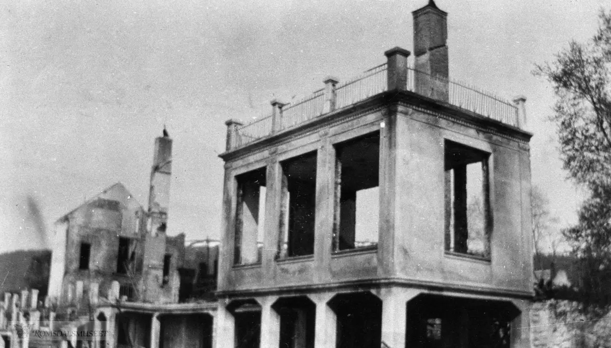 Ruinene etter brannen i Grand Hotell. .Hotellet stod på Grandvegen vest for Moldegård. .Det eksisterte i åra 1885-1919.