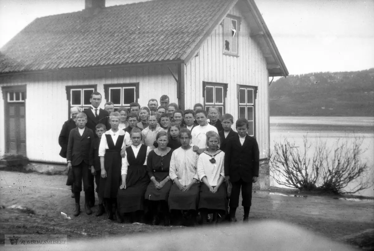 Elevene på Risan skole 1922 derav 7 konfirmanter med foresatte: .Teglsteinstaket på bildet ble skiftet til sementsteinstak før 1932.