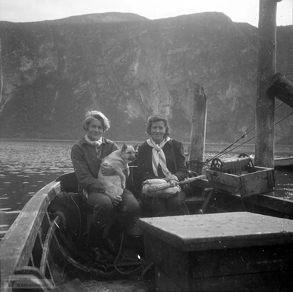 Båten eies av bonden på lite bruk på vestsiden av Eresfjorden om lag tvers overfor Boggestranda..1956/57.(kan bilde være tatt ved Prestholmen ?)