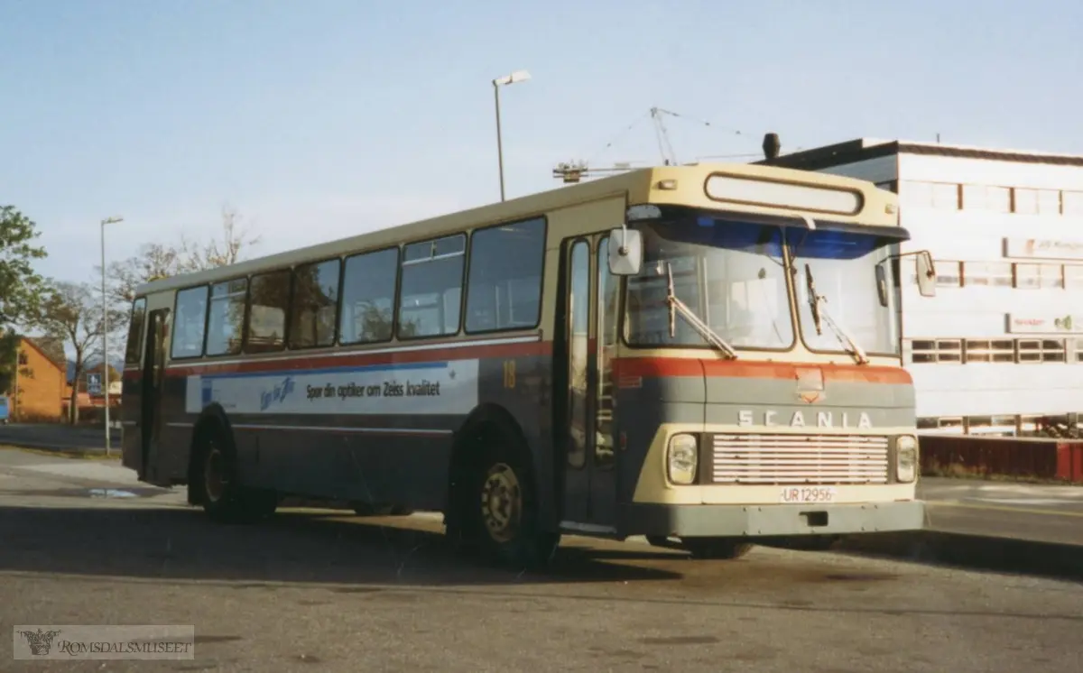 UR12956 var en Scania BF110, 1972-modell, med karosseri levert fra Kristiansund Lettmetall. Den ble levert ny til Hjelset Auto, men fra 1.1.1973 overført til Aarø-Batnfjord-Kleive Auto (seinere Molde Bilruter) etter fusjon. UR12956 gikk i en årrekke i Ringbuss-rutene i Molde, og ellers som skolebuss..(fra Oddbjørn Skjørsæter sine samlinger i Romsdalsarkivet)