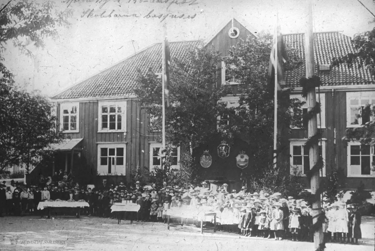 41.Skolegården (barna bespises på byens 150-årsdag 29.06.1892.