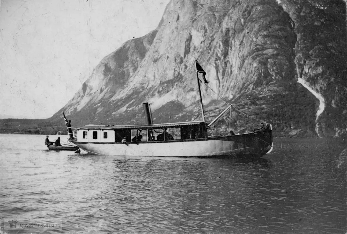 D/S Eikesdal med Øverås til venstre i bakgrunnen og Goksøyra i bakgrunnen..(Se Romsdal Sogelag 1985)