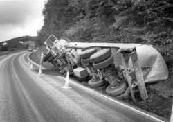 Trailer med 22 ton flytende asfaltlim kjørte utfor i Røsberg