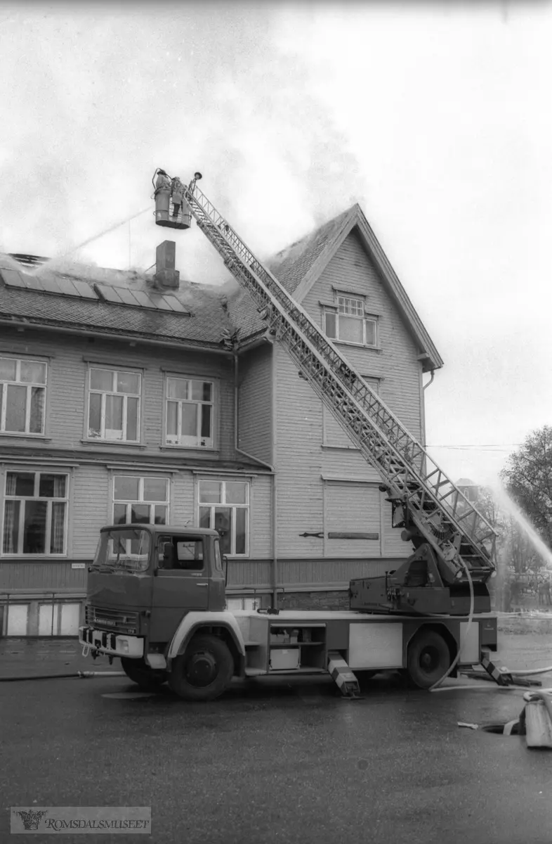 Molde folkeskole øvre vei 23 brenner 10.10.1977..(Bilder fra serien brukt i RB 21/10-1977)