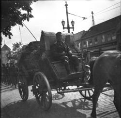 Hest og kjerre er i Kongens gate. .Etter 8. mai 1945? Kusk m