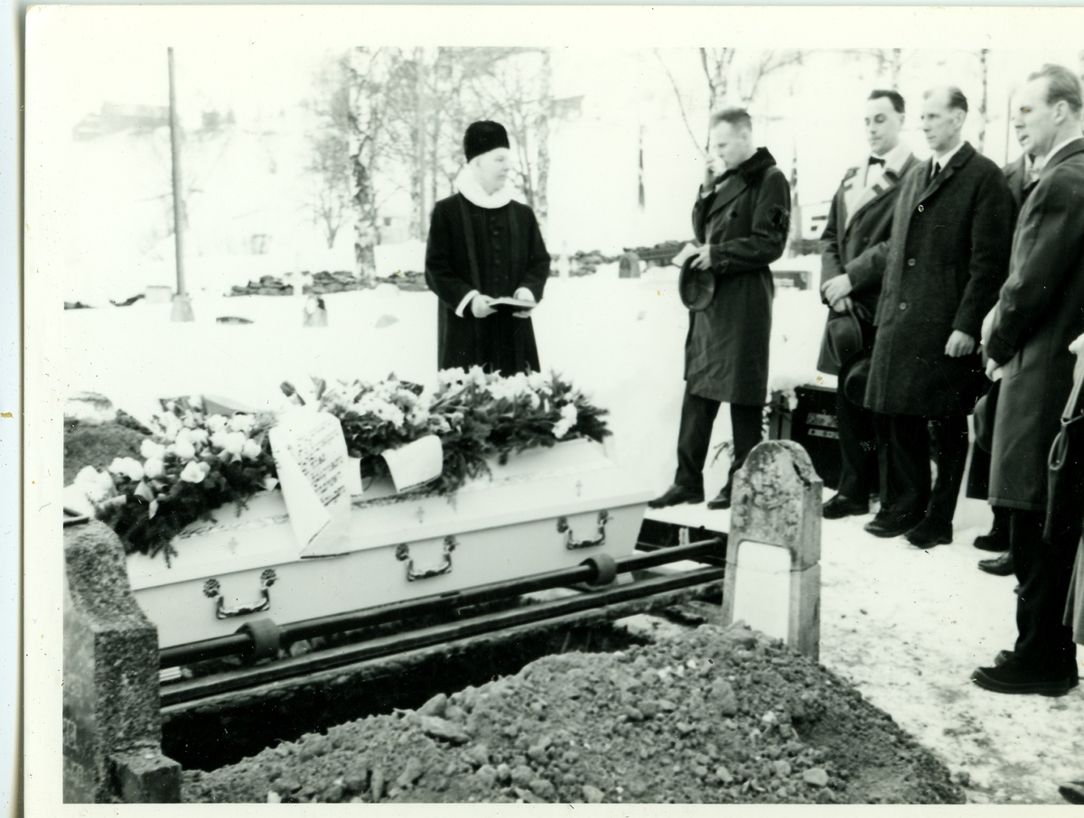 Begravelse etter Nils Hansegard 1967, prest er Borgar  Holte
frå h. Andres Hansegård, Torstein Hansegård, Ole Vestenfor og Leiv Hansegård.