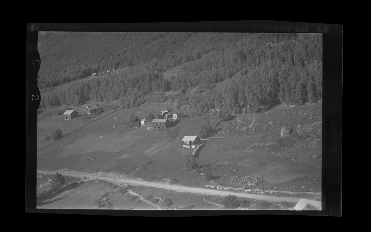 Flyfoto av Lybekk.
Hallingstugu,låve,stabbur og bolighus.
