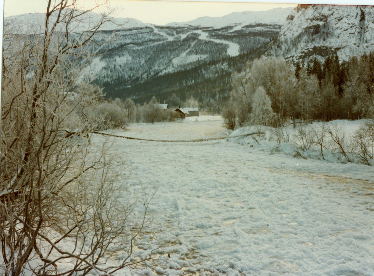 Oslo Lysverker. Oppstuving av is og isflak ved Strand i Hemsedal etter isgangen som løyste seg ut ved Wøllo. 12. desember 1979.