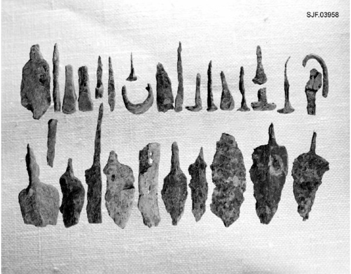 Samlinga består av en rekke mindre jerngjenstander, ialt ca. 30. 
Av disse kan 9 skilles ut som pilespisser eller mulige fragmenter av slike. Lengde 5, 5 - 8 cm
Forøvrig bit av hestesko 1, 6 x 6, 7 cm, noen spiker eller hesteskosøm og en del av en kniv, 
1, 3 x 9 cm. 
Gjenstandene ble sammen med noen flere, se SJF 3959-3964 funnet av Sigurd Langbråten i tidsrommet 1967-1972 ved Rogden på Grue Finnskog. 
Gjenstandene er av Universitetets Oldsaksamling datert til tidsrommet 1400-1600. 