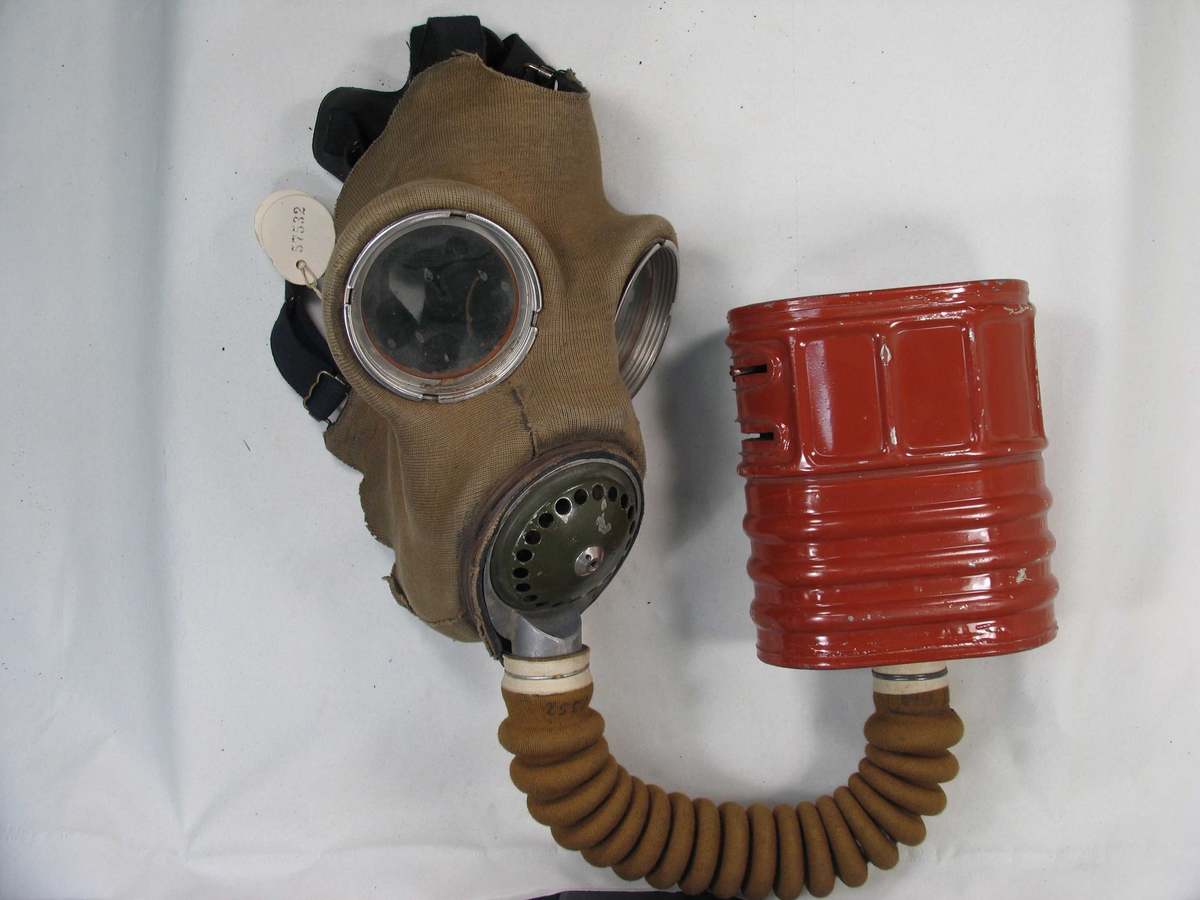 Bæreveske  178 - 1942 , slange  Z352 ,  filter  4A  1942 , maske ,
2 esker a 8 antigass - tuber , 1 eske  No  342 - I  pusseklut , 1 sett
plast briller , gass fround detector .