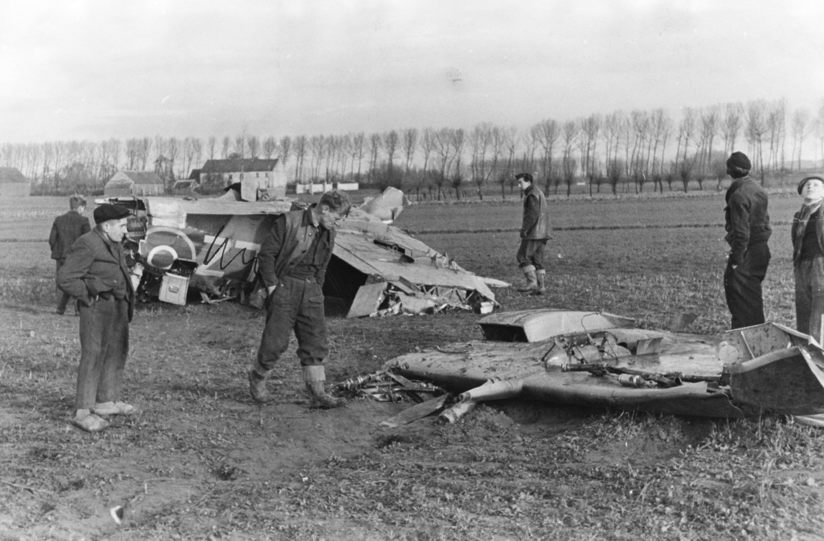 Et norsk Spitfire fly har styrtet på kontinentet. Flyet ble totalvrak, men piloten klarte seg.