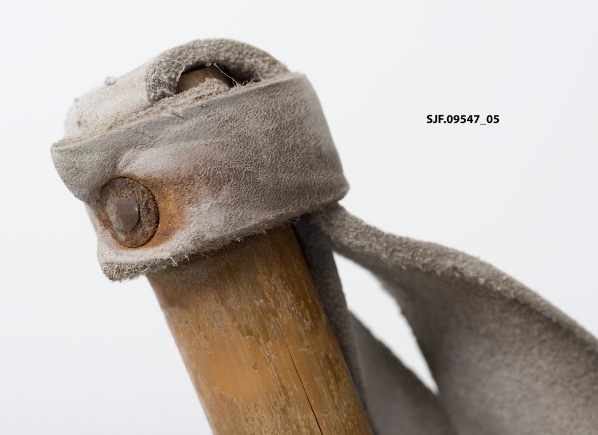 Stavene er av bambus, med messingholk nedesrt under trinsa. Trinseringen holdes sammen av to skinnremseri korsform. I krysningspunktet er staven tredd gjennom. Handreimene er av skinn og festet til toppen av staven med en gjennomgående mutterskrue. 
