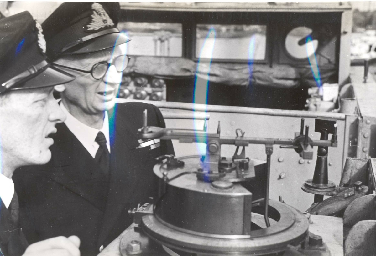 Jageren "Stord" blir overtatt av Den Norske Marine, 26.august 1943.  Kontreadmiral E. Corneliussen inspiserer utstyr for utskytning av torpedoer