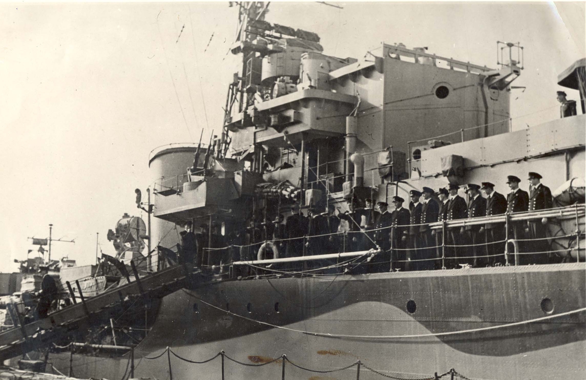 Jageren "Stord" blir overtatt av Den Norske Marine, 26.august 1943.
Besetningen er oppstilt ved rellingen og avventer at kontreadm. E. Corneliussen skal komme om bord.