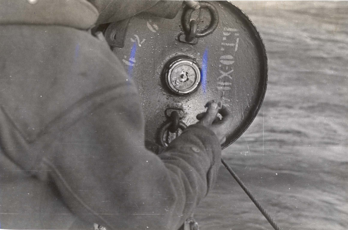 Enkeltbilde. Jageren Stord i konvoy til Murmansk. Dypvannsminene gjøres klare under en fire dagers lang kamp mot de tyske ubåtene nord for den Norske kyst.