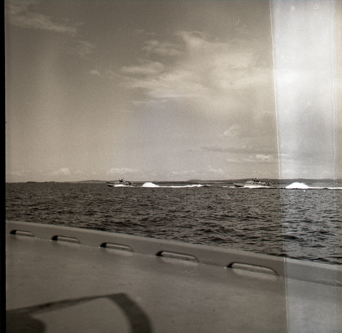 Samlefoto: Elco-klasse MTB-er gjennom Bandak-kanalen i juli 1953.
Full fart.