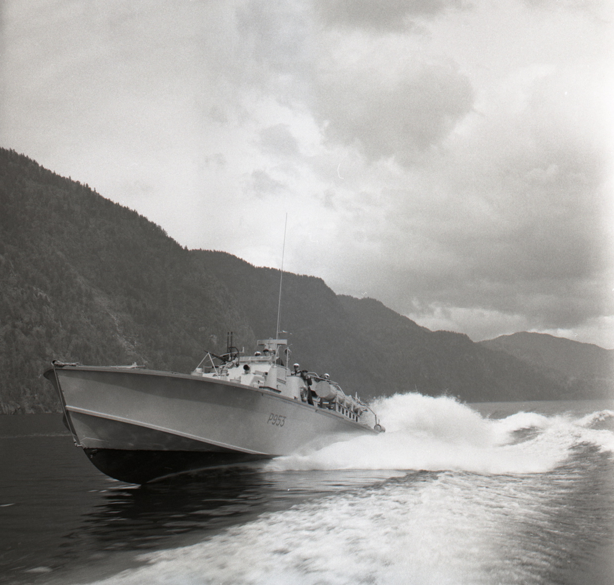 Samlefoto: Elco-klasse MTB-er gjennom Bandak-kanalen i juli 1953.
Full fart.
