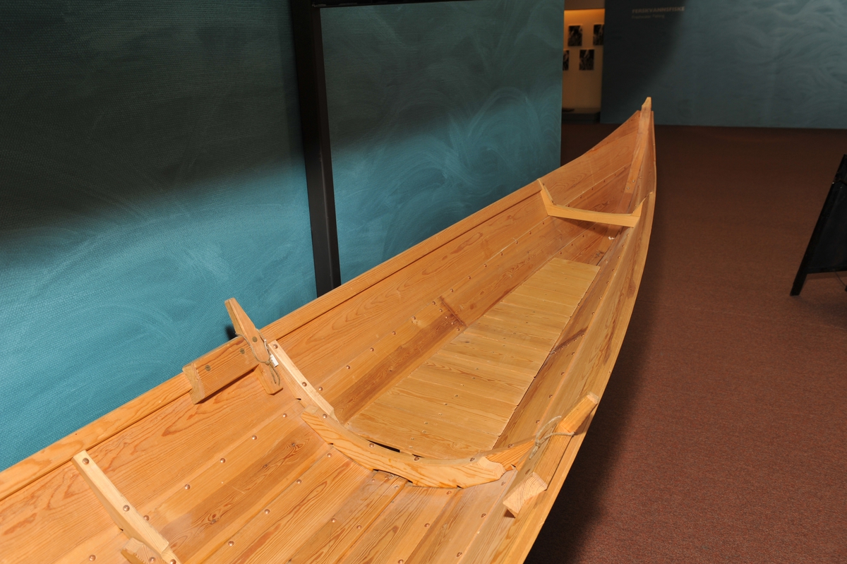 Elvebåt fra Rana/Nordreisa (kopi bygget av C. Onsager) 
3 bord i sida, skjøtt, kobberklink, tiljer, innvendig esing som slutter før stevnene. 