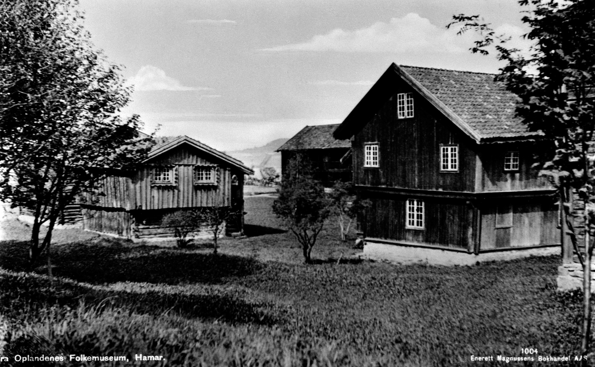 Postkort, Hamar, Skråstadloftet og Bolstadbygningen på Hedmarkstunet, Storhamar gård, Hedmarksmuseet og Domkirkeodden, friluftsmuseum, 