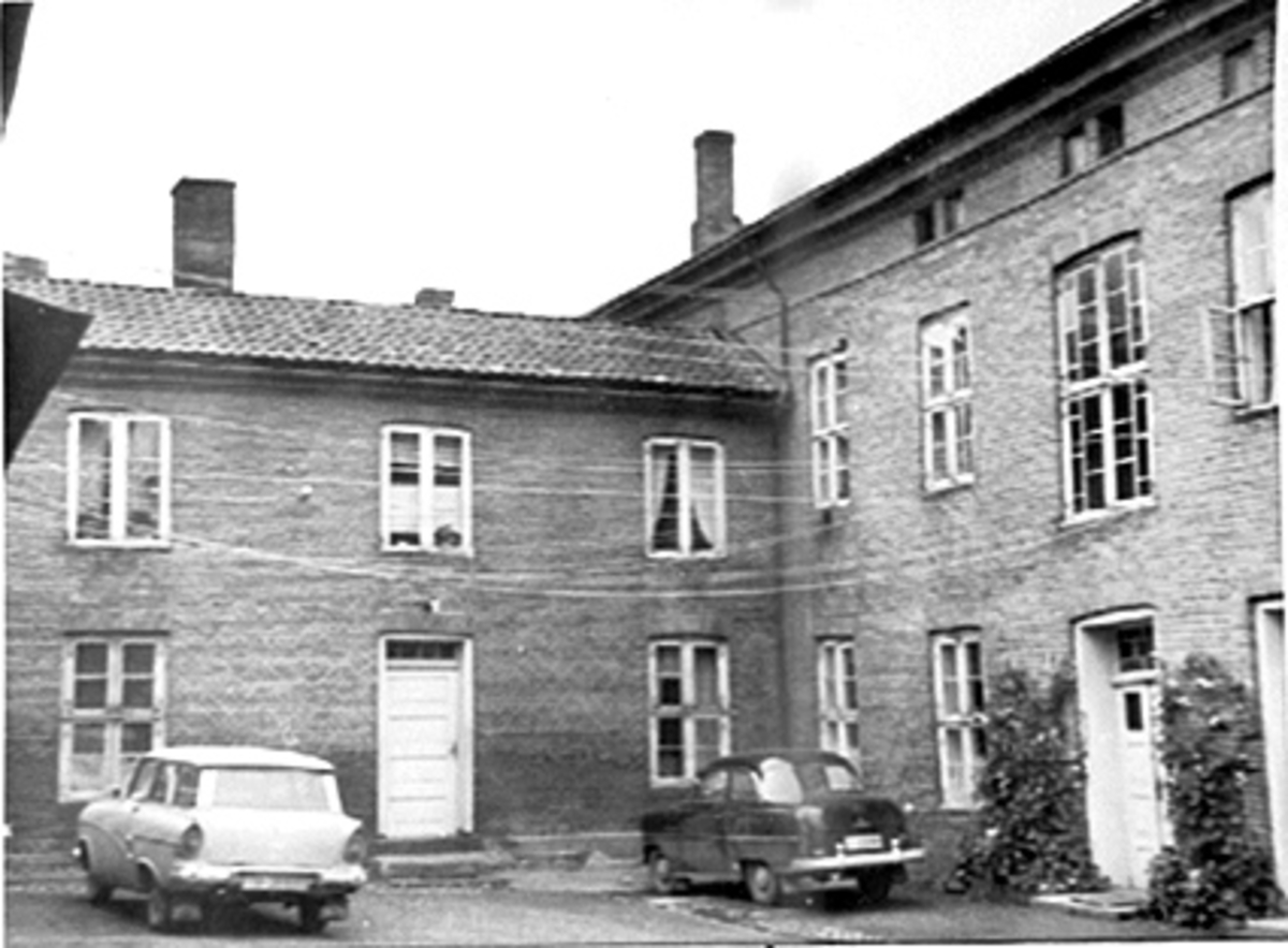 EKSTERIØR, BAKGÅRD, TORGGATA 83, 2 PARKERTE BILER T. V. FORD 17M STASJONSVOGN ÅRSMODELL 1958-60, T. H. OPEL REKORD 1953-55. 