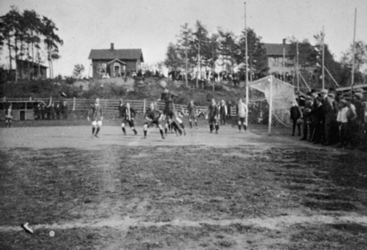 FOTBALLKAMP, UTSTILLINGSPLASSEN, FOTBALLSPILLERE, PUBLIKUMSe Idrett i Hamar gjennom 100 år. bilde nr. 108. 