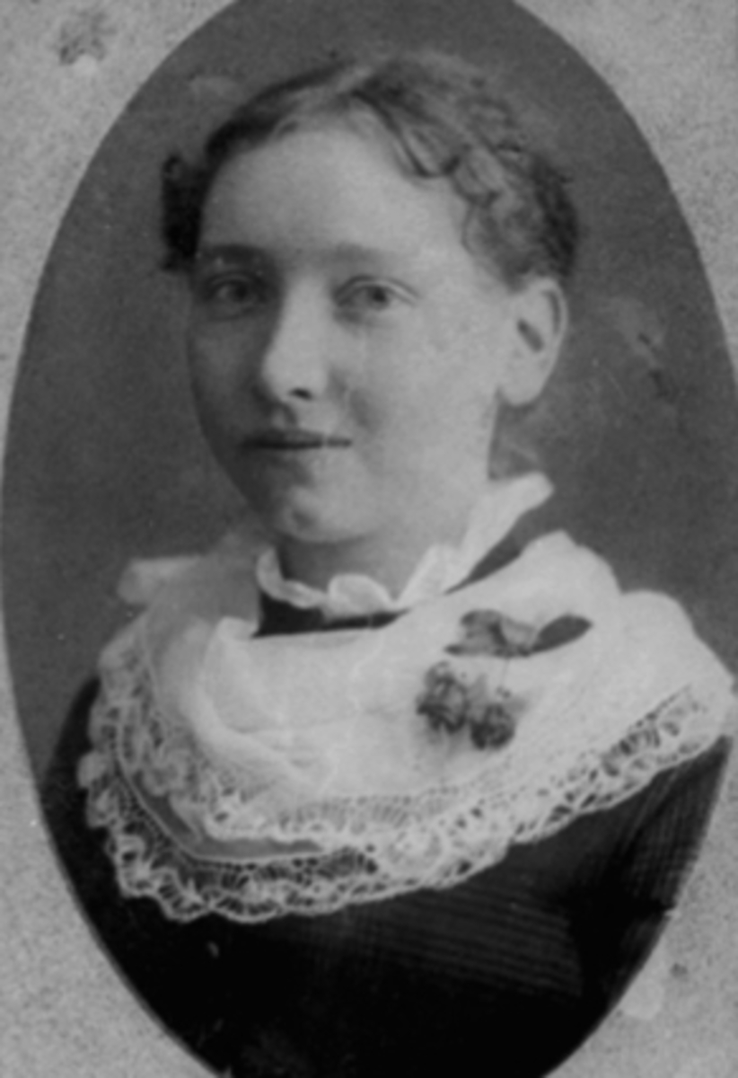 PORTRETT, RAGNHILDA ERIKSEN, KONFIRMASJONRagnhilda Eriksen var fotograf på Hamar fra 1890 til 1908. 