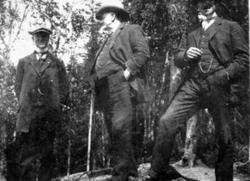 Tre menn på skogstur. Peter Dobloug, grosserer Dobloug, Johs