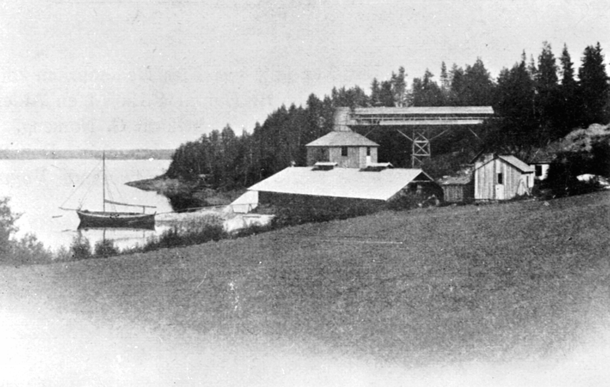Vognfabrikant A. Lunds kalkbrenneri. Lodvikens kalkbrenneri i Bergevika, Helgøya. Til høyre ligger Nyborg. Mjøsjakte ved brygga.