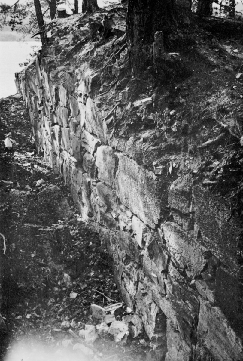 Rester av murverk utvendig på sydveggen av Mjøskastellet, Steinsholmen, Ringsaker.