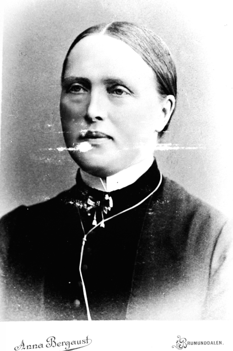 Portrett av Kjerstine Gaalaas, født Deglum lille 1845, Gaalaas store, Furnes, Ringsaker.