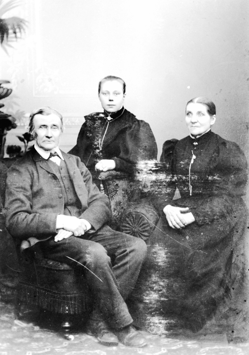 Familiebilde. Peder Granerud (1825 - 1907), Martha Marie Granerud (1880 - 1947), Marie Granerud (1839 - 1897), Granerud gard, Veldre, Ringsaker.