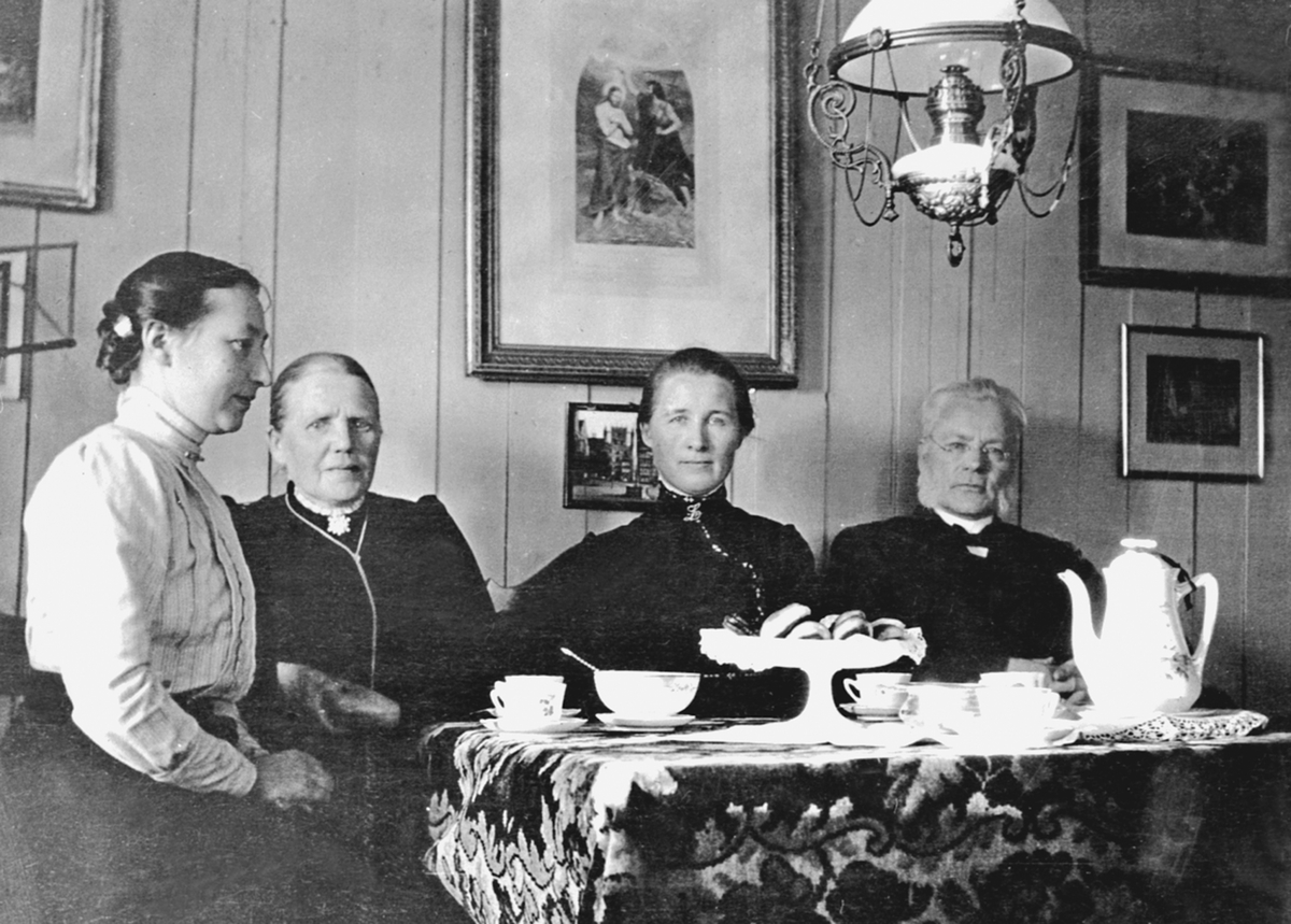 Gruppe rundt kaffebordet på Veldre gamlehjem, Ringsaker. Fra venstre er Sara Svendsen, Oline Ruud, bestyrer Lina Schjerpen, pastor Reinert Svendsen.