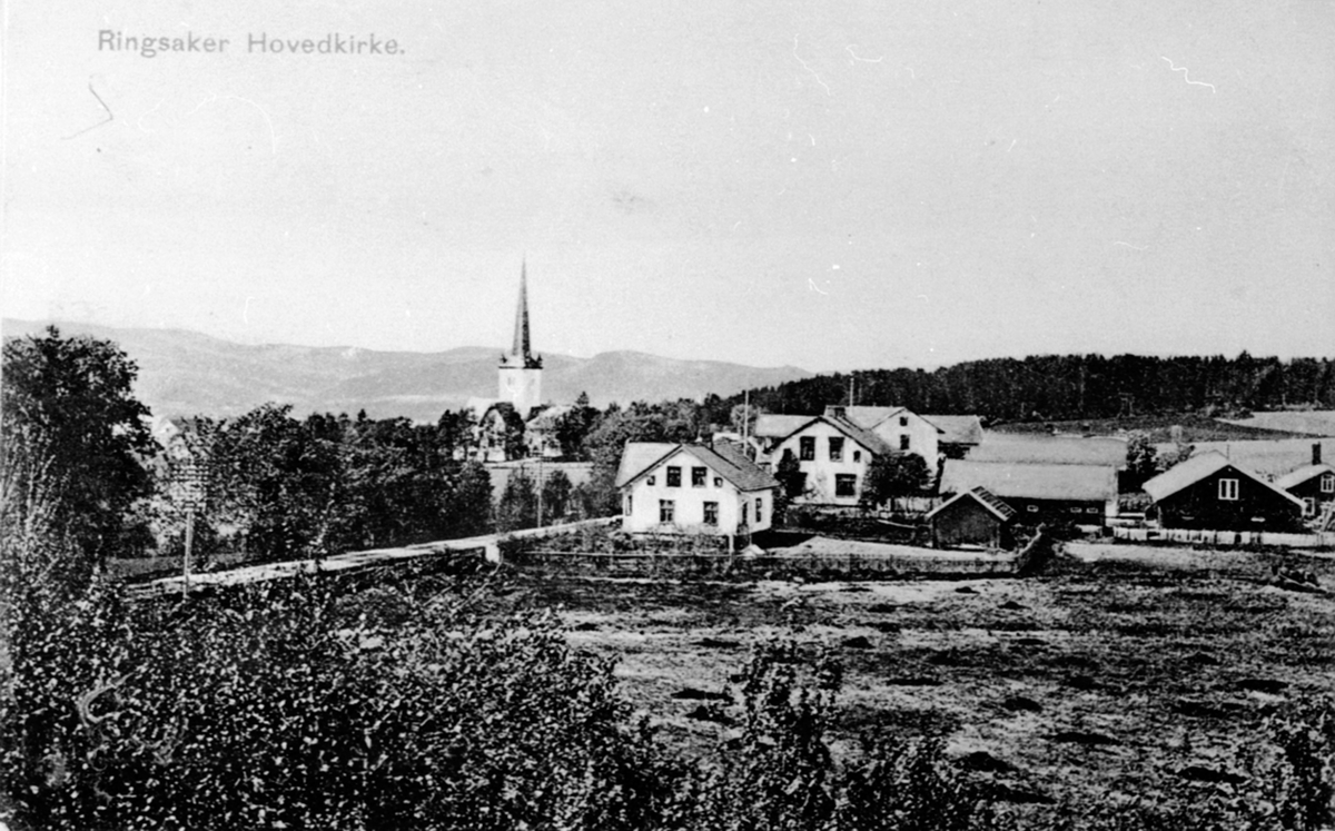 Utsikt mot Ringsaker kirke, Halvorsengården, landhandleri, bebyggelse rundt Tingvang.