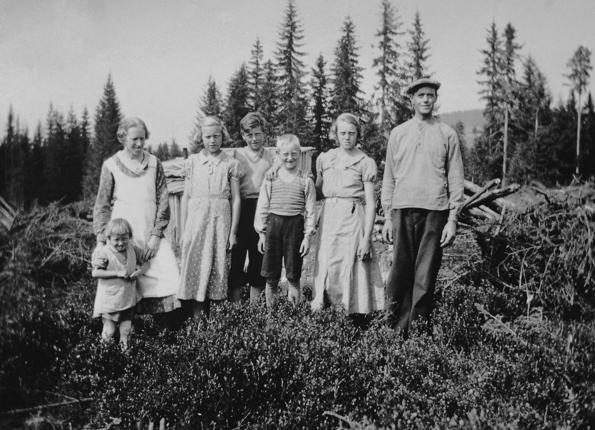 Bureisere. Familien Kråbøl på bureisningsbruket Steinsrud, Åsmarka, Ringsaker. Fra venstre er mor Åse, Agnes, Astri, Oddvar, Håkon, Magda, far Oskar Kråbøl.