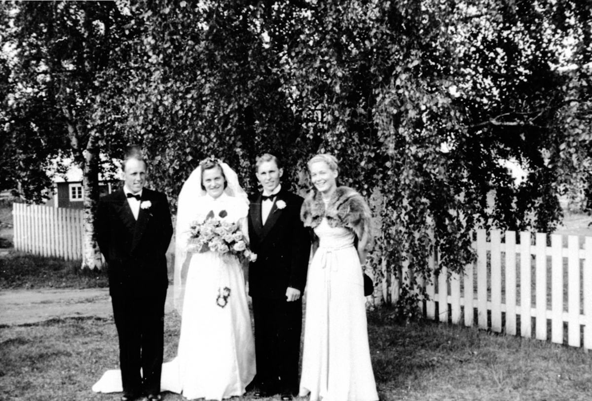 Brudeparet Eva f.1927 og Erik Skjeseth f.1922, Berg østre, Ringsaker. Forlovere er Lars Frogner, Bjørg Kluge, Dørum, Vang.