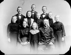 Familien Syverud, Moelv. Foran fra venstre er mor Lise f.185
