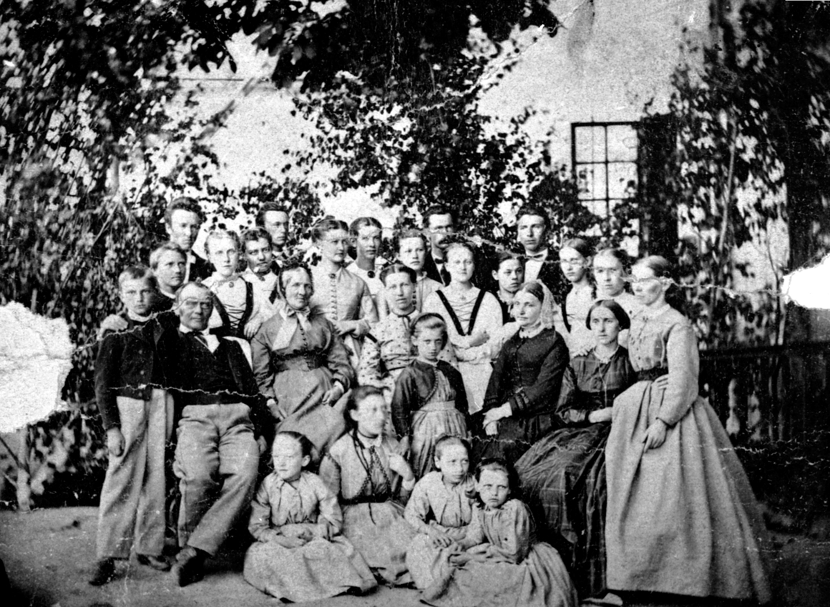 Familien Hoel samlet på Hovinsholm gård, Helgøya. Gruppe 26.